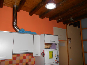 Cocinas pintadas con los colores de moda.