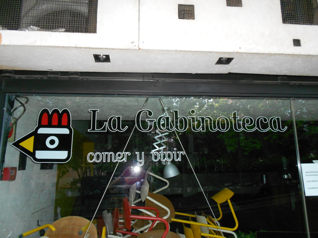 Acabados naturales para madera 1_Pintar gabinoteca por pintores ecologicos