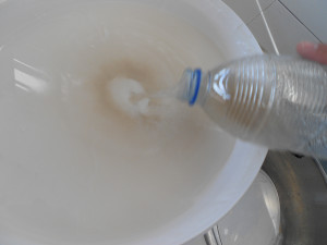 Añadir dosis mezclada con agua en pintura. añadir la mezcla en el envase de Pintura de paredes.