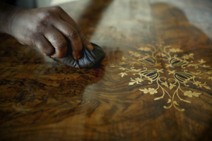 Los anticuarios y los amantes de la restauración rara vez barnizan los muebles de interior, sobre todo cuando están fabricados con maderas nobles. 