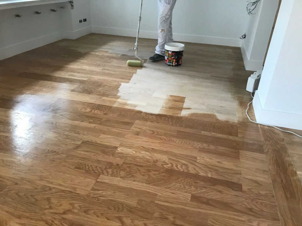 Aplicar Barniz de suelos ecológico