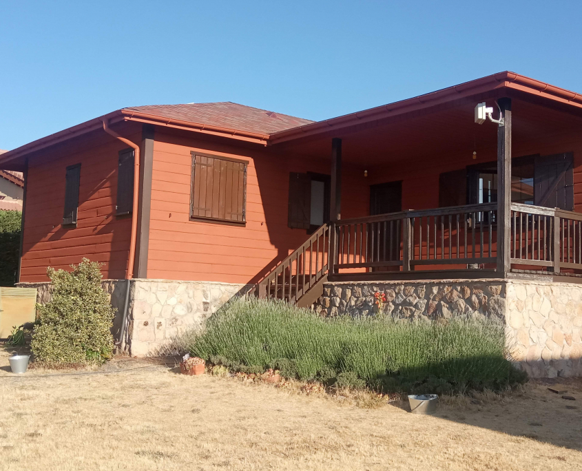 Revestimiento con corcho proyectado casa madera.